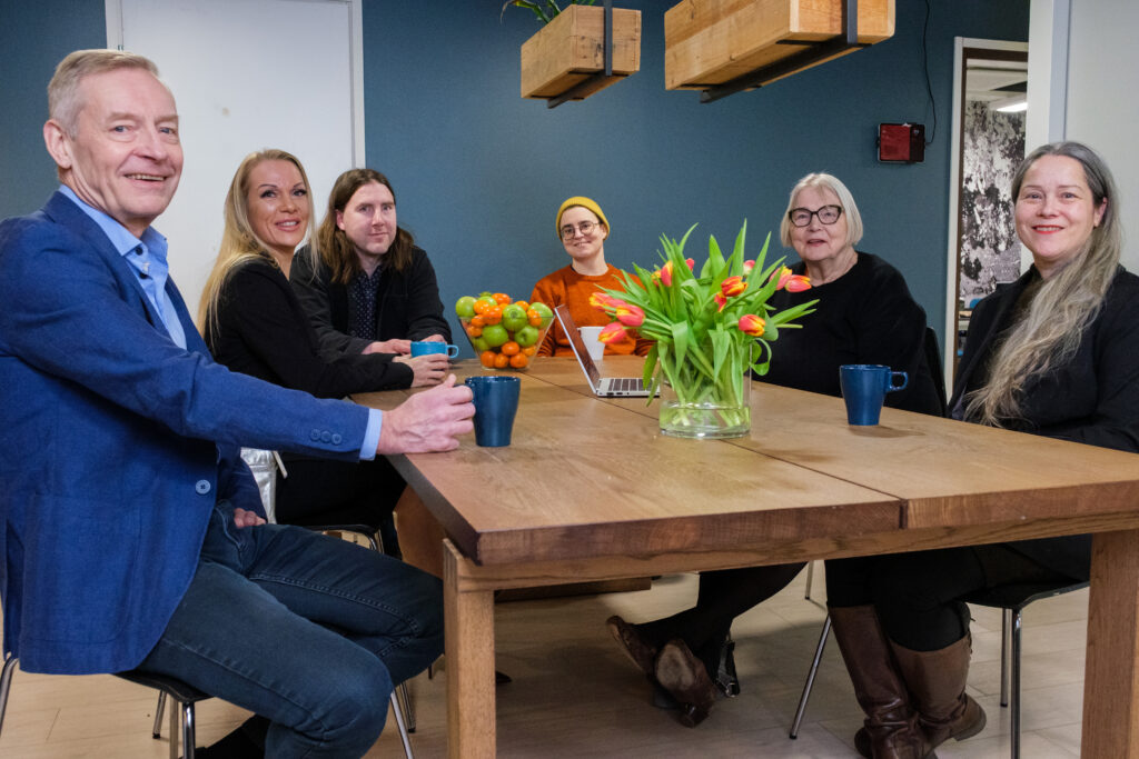 Kuvassa Learning Factoryn kouluttajia aamukahvilla